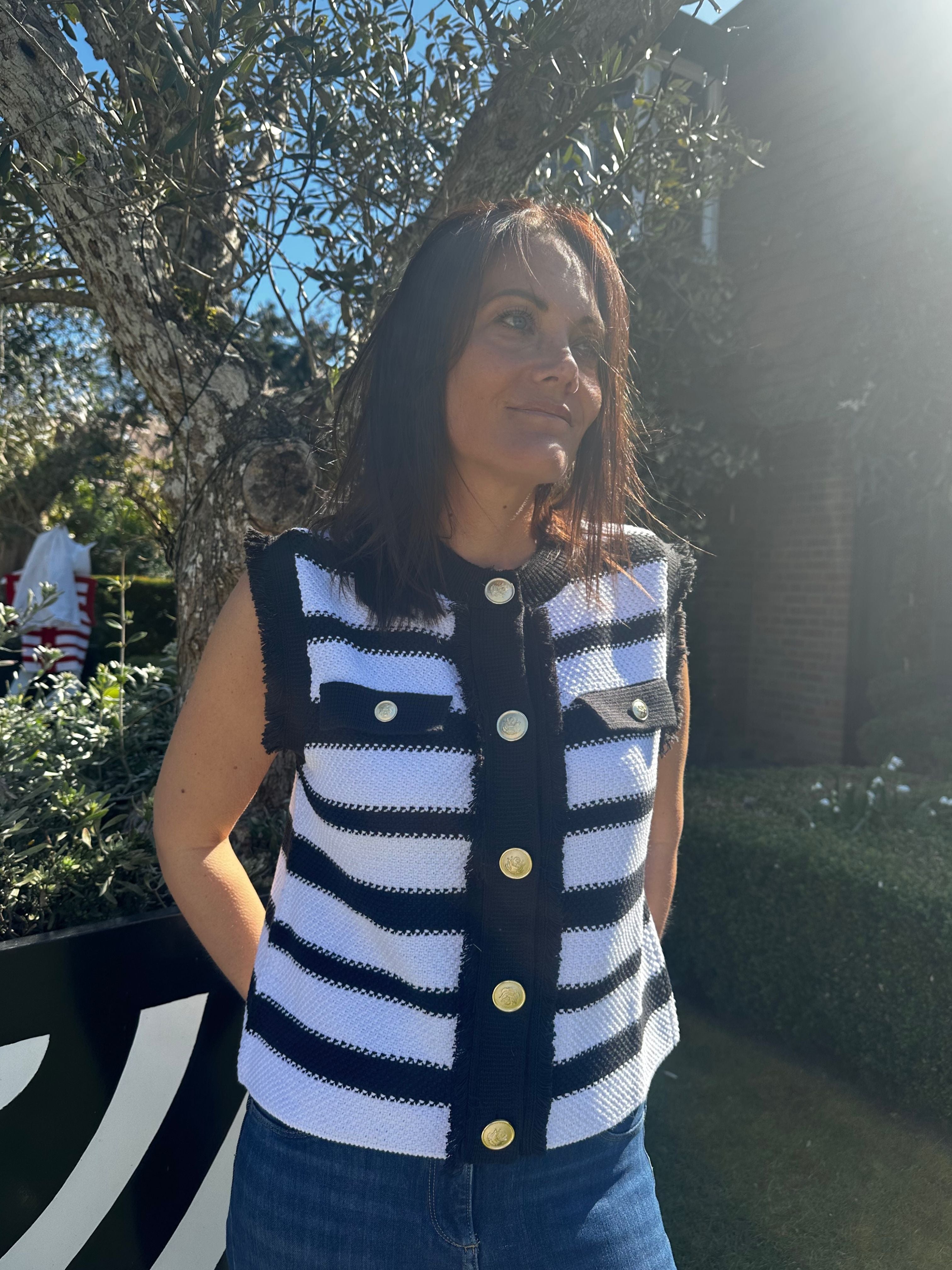 AN'GE | Levayaniri Black White Stripe Sleeveless Cardigan