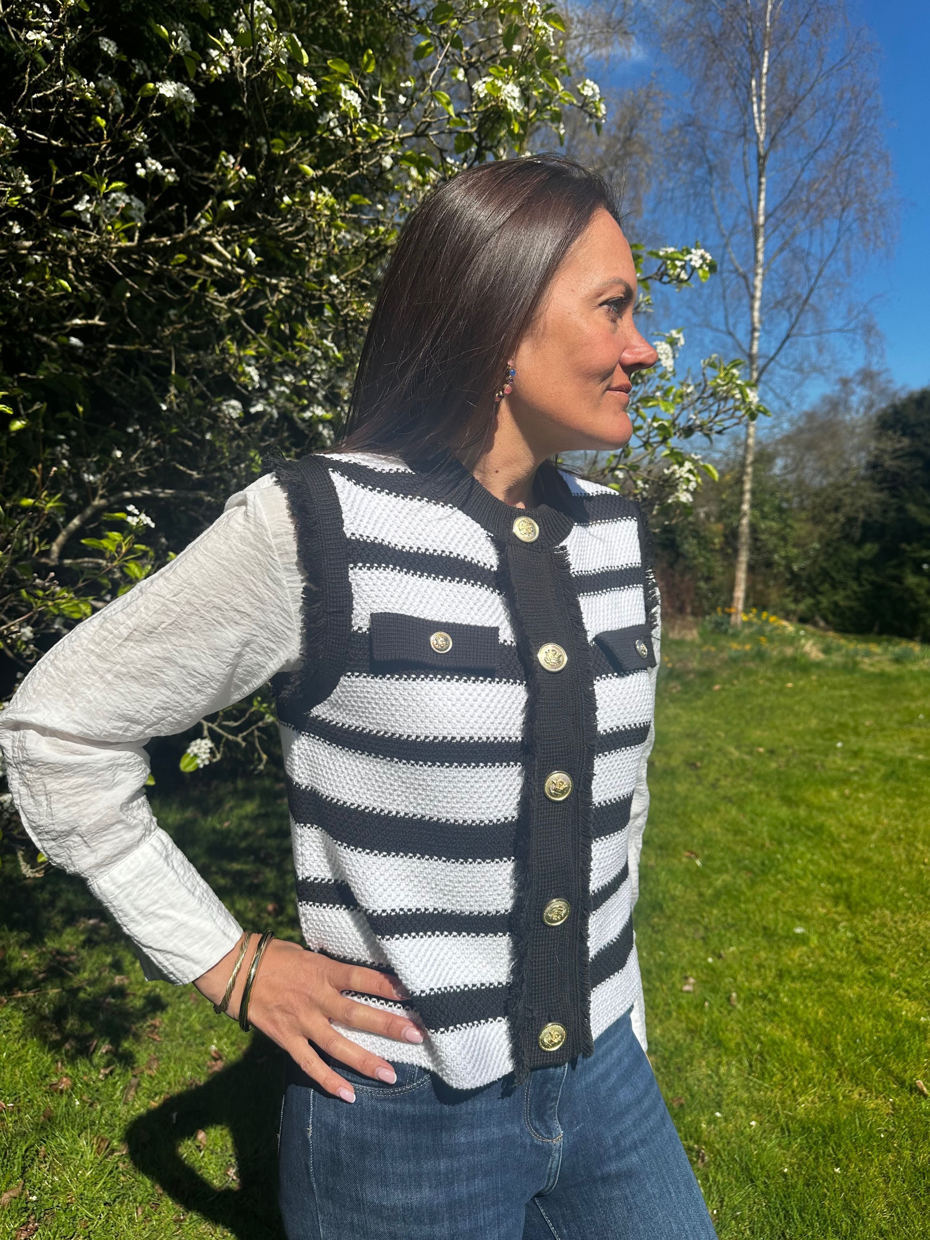 AN'GE | Levayaniri Black White Stripe Sleeveless Cardigan