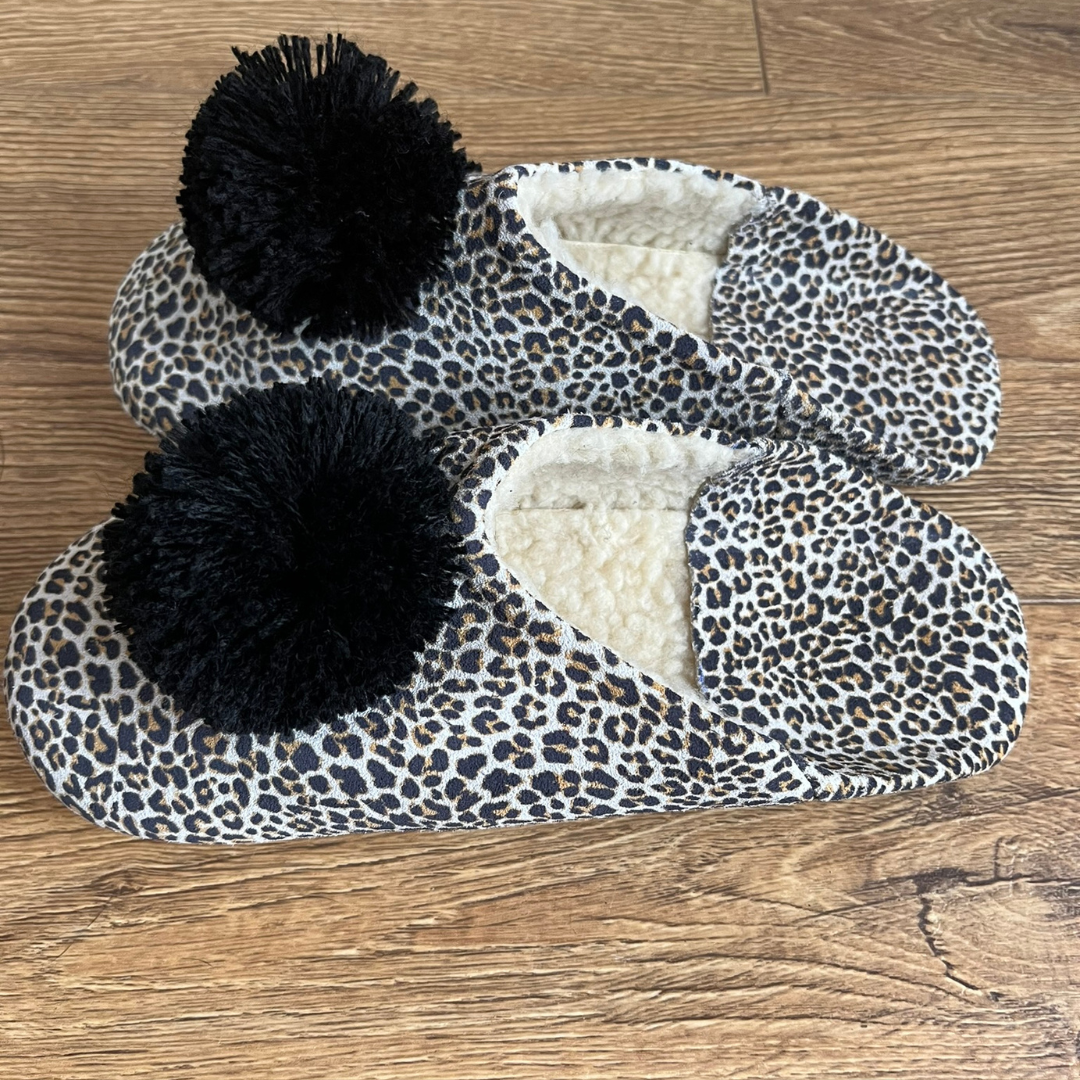TORIA LEE | Moroccan Fur Lined Leopard Leather Black Pom Pom Slippers